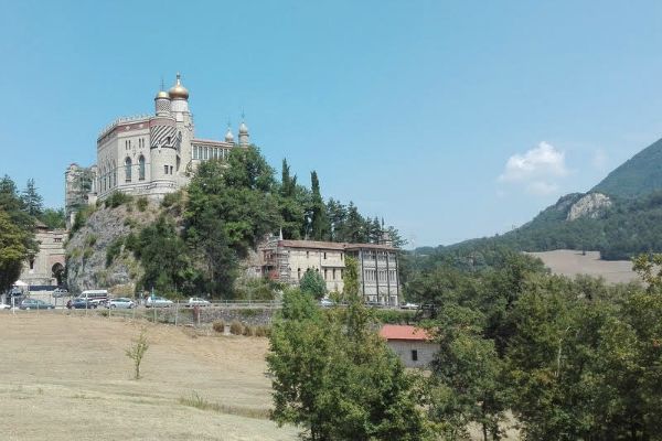 Vista da un lato della valle, è Rocchetta Mattei