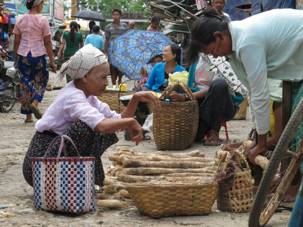 Donne al mercato di Meiktila