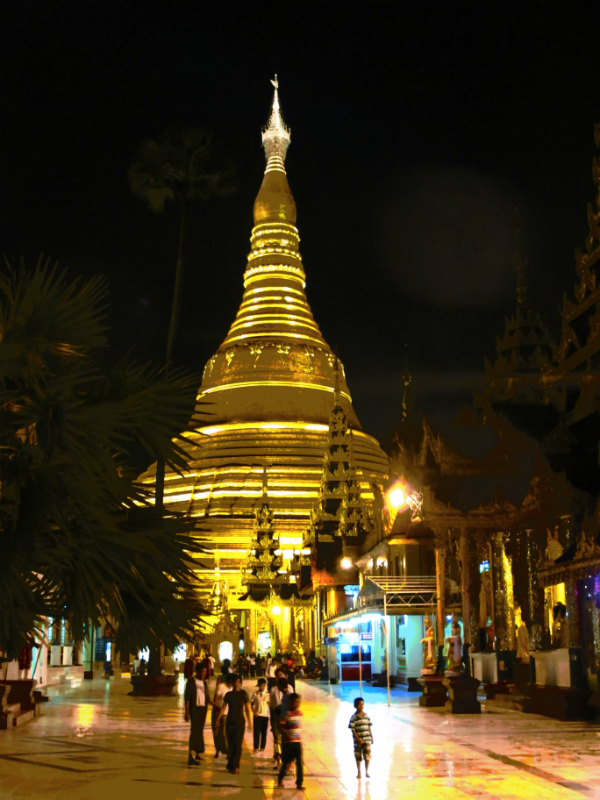 Shwedagon Pagoda di notte a Yangon