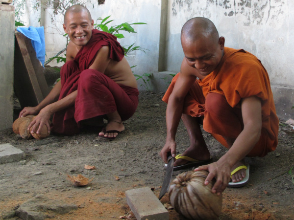 Uvi il capo monaco e un suo allievo a Meiktila nel monastero Nagayon dove siamo state ospitate 