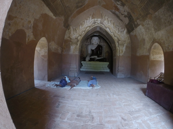 Riposarsi nei luoghi sacri di Bagan durante le ore calde