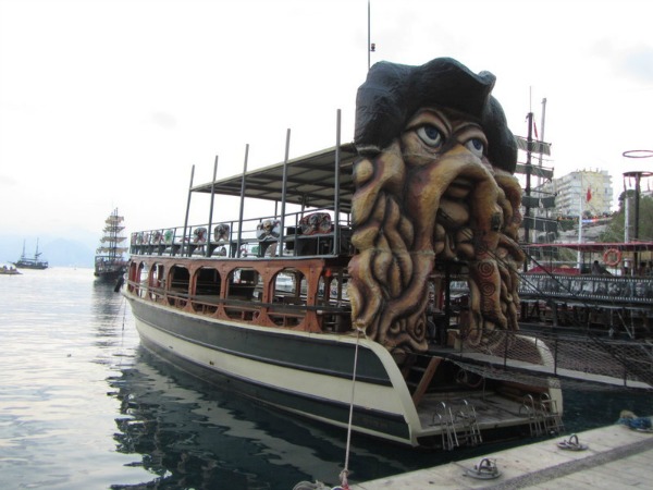 Il porto d'Antalya con i velieri pirateschi 