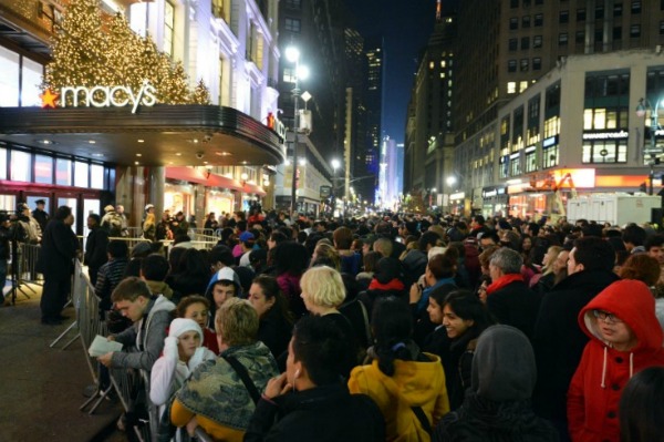 Il Black Friday e le code davanti a Macy’s