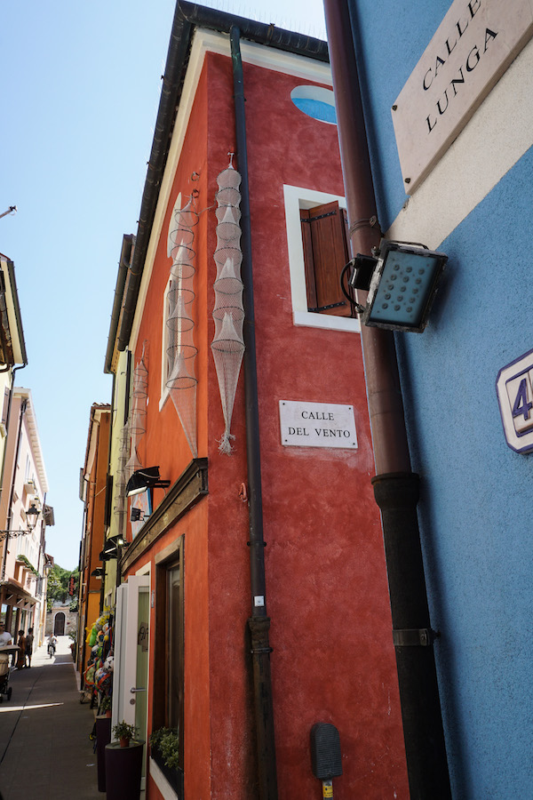 Le vie strette del centro storico di Caorle 