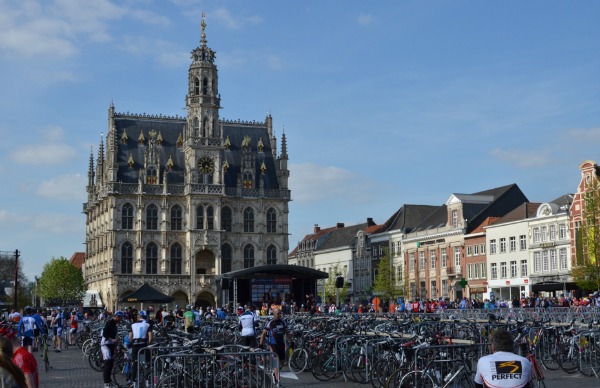 La piazza principale di Oudenaarde nelle Fiandre