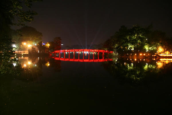 Il lago, il ponte, il tempio: Hanoi 