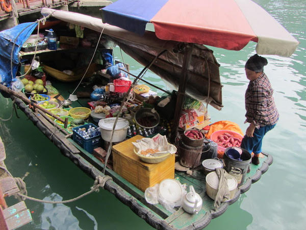 Mercanti acquatici nella baia di Halong