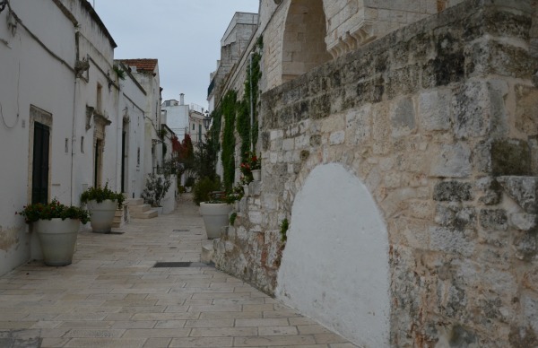 Uno dei vicoli di Ostuni, la città bianca