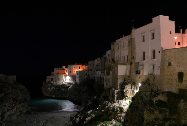 Una delle viste notturne su Polignano a Mare