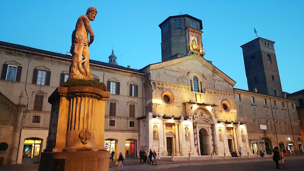 Piazza Prampolini, la piazza principale di Reggio Emilia al tramonto