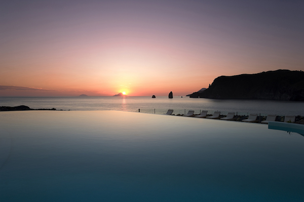 Il tramonto dalla piscina del Therasia Resort a Vulcano