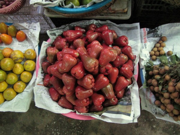 Mele rosse a forma di pera che sanno di mela (chomphu?)