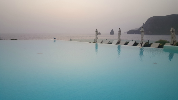 L’infinity pool del Therasia Resort, il paradiso?