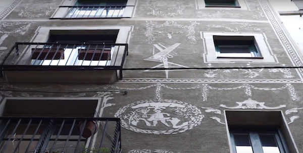 I simboli massonici sulla facciata in Carrer D'Estruc