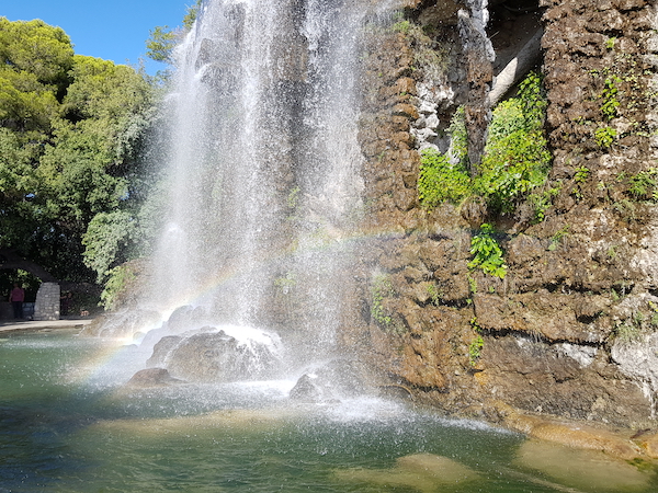La cascata al Parco sulla collina del Castello a Nizza