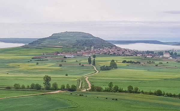 La vista dall'Alto de Mosterales sul Cammino di Santiago