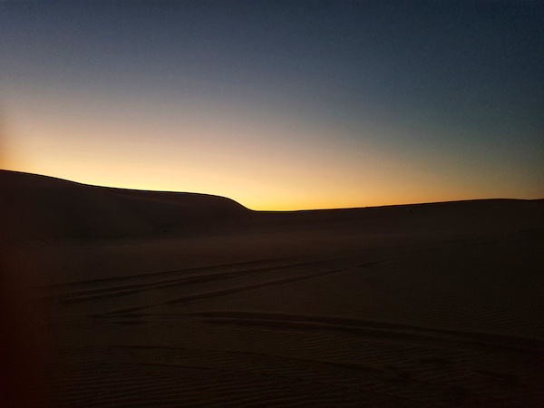 La notte arriva nel deserto in Oman