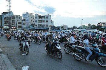 Sciami di motociclette a Saigon