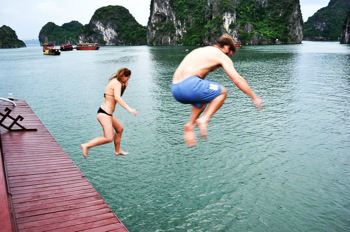 Tuffi dalla giunca nella Baia di Halong