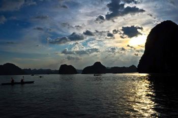 L’incantevole tramonto nella Baia di Halong