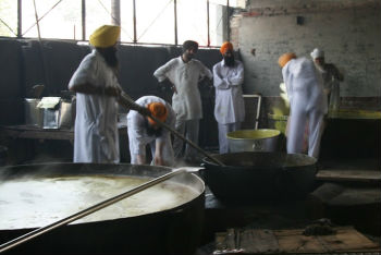 Gli uomini preparano la zuppa di leticchie
