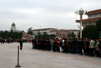 Interminabile fila al mausoleo di Mao Zetong