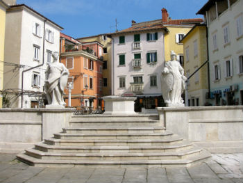 Pirano, piazza vecchia e cisterna