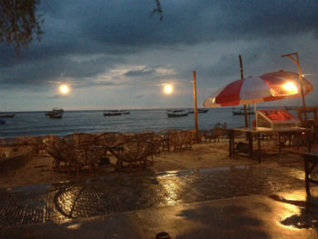 Lungomare di Sihanoukville dopo il tramonto