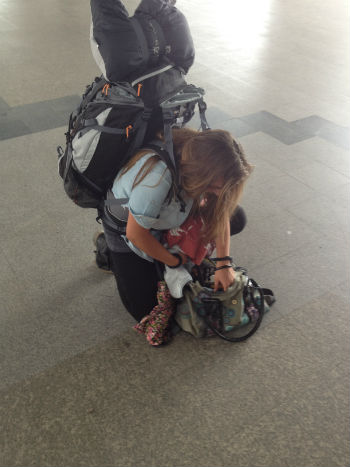 Backpacker che svuota lo zaino