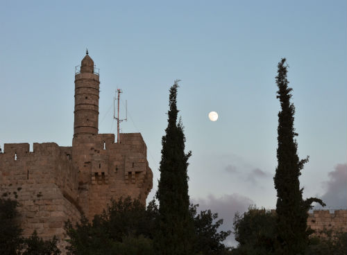 La luna vista dalle mura