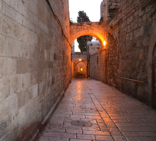 Un vicolo della città vecchia al tramonto