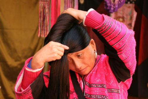Una donna Yao si acconcia i capelli