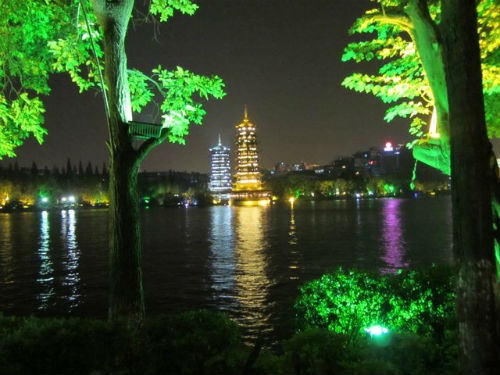 Guilin:pagode sul lago