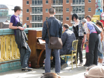 Concerto improvvisato sul Southwark Bridge