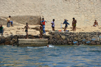  Bambini che giocano nel Nilo