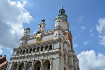 Piazza centrale, edificio