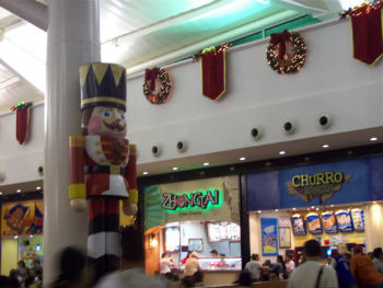 Frammenti di addobbi natalizi al centro commerciale
