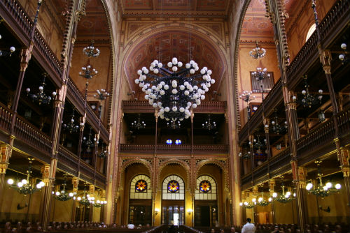 L'interno della sinagoga grande e ben illuminato