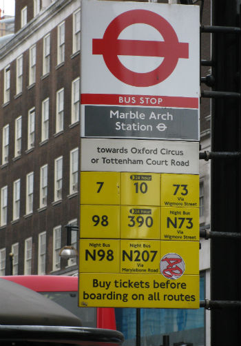 Il bus stop di Marble Arch