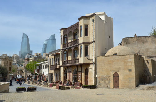 Antico (?) e moderno a Baku