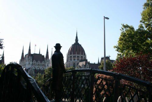 Un'altra veduta di Budapest con la statua di Imre Nagy