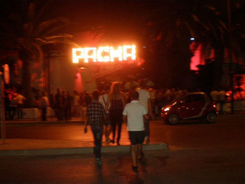 Entrata del Pacha, uno dei locali storici di Ibiza
