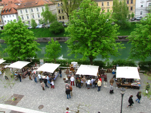 Mercatino delle pulci lungo il fiume Ljubljanica