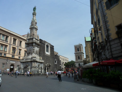 Piazza del Gesù, il cuore del centro storico di Napoli