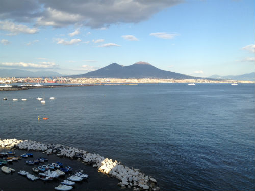 Veduta panoramica dal Molo Beverello, Vista del Vesuvio