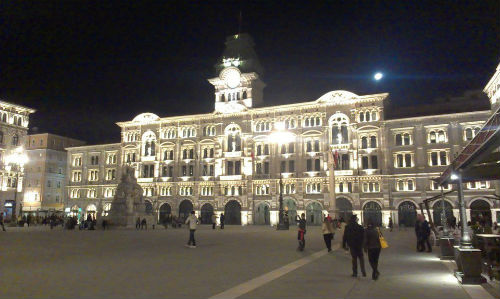 Piazza Unita' d'Italia, la notte