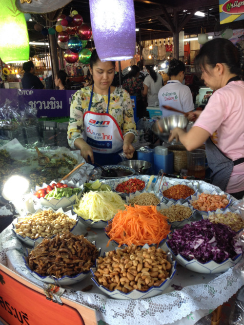 Stand gastronomico con prodotti del sud della Thailandia