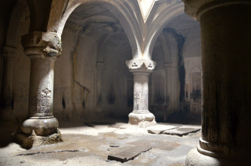 L'interno di una chiesa a Geghard