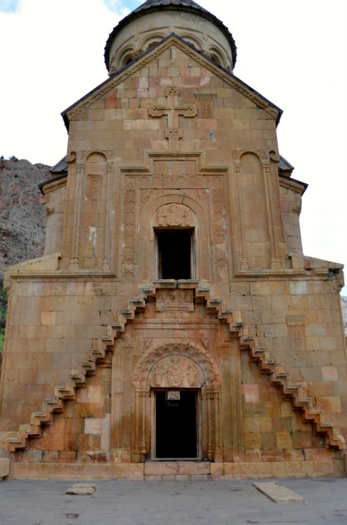 I gradini stretti per salire a vedere la cupola a Noravank