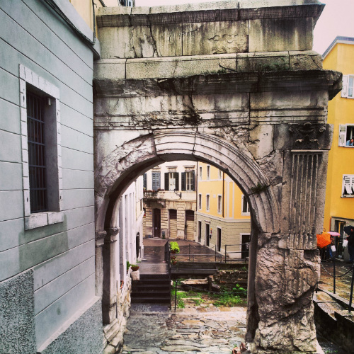 Lungo le vecchie mura della Trieste storica